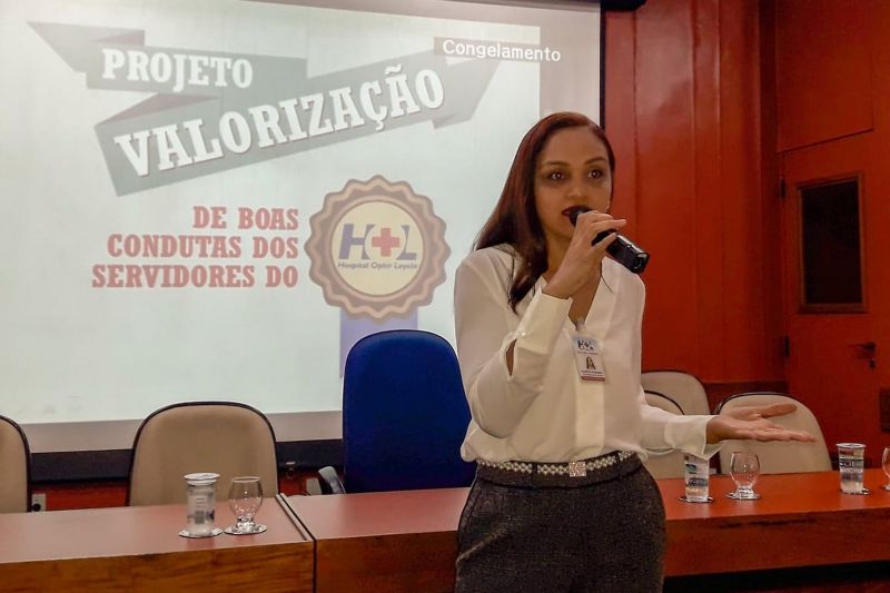 A Assessoria de Ouvidoria do Ophir Loyola apresentou nesta terça-feira (11), o projeto “Valorização de Boas Condutas dos Servidores”. Em consonância com a Política Nacional de Humanização - Humaniza SUS do Ministério da Saúde

FOTO: ASCOM HOL
DATA: 11.06.2019
BELÉM- PARÁ <div class='credito_fotos'>Foto:  Ascom / Ophir Loyola   |   <a href='/midias/2019/originais/2669_robertasilva_ophirloyola_humanizacao.jpg' download><i class='fa-solid fa-download'></i> Download</a></div>