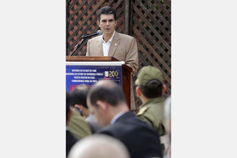 "Sou policial militar desde 1997, vou completar 22 anos na instituição e na Corregedoria já estou há 8, trabalhando desde janeiro de 2011. Pra mim, é um orgulho fazer parte desta equipe", disse com êxtase o major Marcelo Mangas, durante a inauguração da sede da Corregedoria Geral da Policia Militar, que ocorreu nesta quarta-feira (12), em Belém. A cerimônia, que celebrou também os 26 anos da instituição, contou com a participação do governador do Estado, Helder Barbalho, além de outras autoridades. <div class='credito_fotos'>Foto: Marco Santos / Ag. Pará   |   <a href='/midias/2019/originais/2679_governoinauguranovoprediodacorregedoria-geraldapoliciamilitar20190612_marcosantos_0009.jpg' download><i class='fa-solid fa-download'></i> Download</a></div>