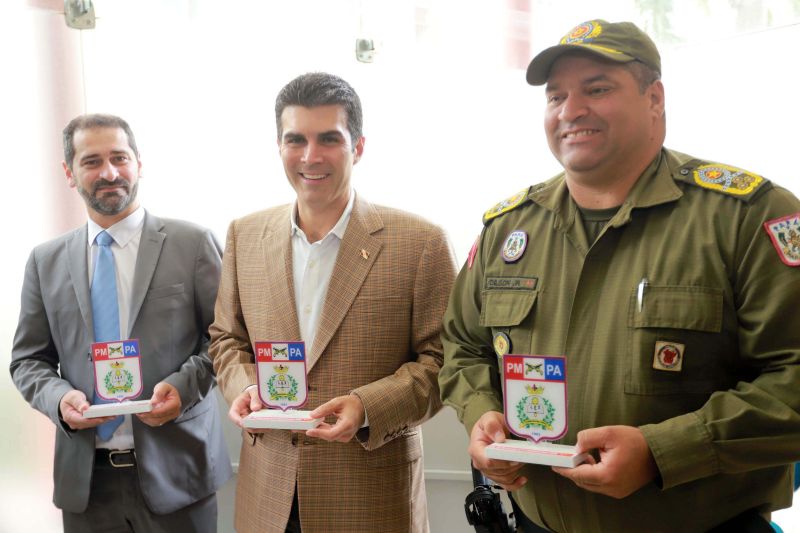 "Sou policial militar desde 1997, vou completar 22 anos na instituição e na Corregedoria já estou há 8, trabalhando desde janeiro de 2011. Pra mim, é um orgulho fazer parte desta equipe", disse com êxtase o major Marcelo Mangas, durante a inauguração da sede da Corregedoria Geral da Policia Militar, que ocorreu nesta quarta-feira (12), em Belém. A cerimônia, que celebrou também os 26 anos da instituição, contou com a participação do governador do Estado, Helder Barbalho, além de outras autoridades. <div class='credito_fotos'>Foto: Marco Santos / Ag. Pará   |   <a href='/midias/2019/originais/2679_governoinauguranovoprediodacorregedoria-geraldapoliciamilitar20190612_marcosantos_0028.jpg' download><i class='fa-solid fa-download'></i> Download</a></div>