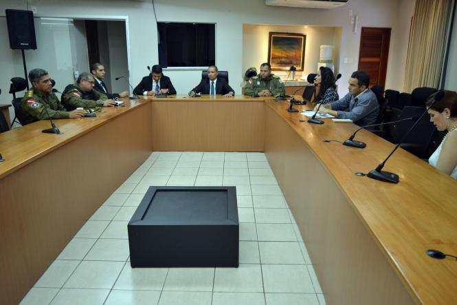 A Secretaria de Estado de Segurança Pública e Defesa Social do Pará e o Sindicato dos Empregados em Estabelecimentos Bancários do Pará debateram, na manhã desta quarta-feira (16), ações de combate a crimes contra agências bancárias no Estado. Dentre as medidas discutidas na reunião, realizada na Segup, que serão adotadas está a retomada do grupo de trabalho de segurança bancária que desenvolve práticas e procedimentos preventivos e repressivos para coibir crimes a bancos.

FOTO: ASCOM SEGUP
DATA: 16.01.2019
BELÉM - PARÁ <div class='credito_fotos'>Foto: Ascom Segup   |   <a href='/midias/2019/originais/26811e4d-636f-4a90-9258-49f9bb336097.jpg' download><i class='fa-solid fa-download'></i> Download</a></div>