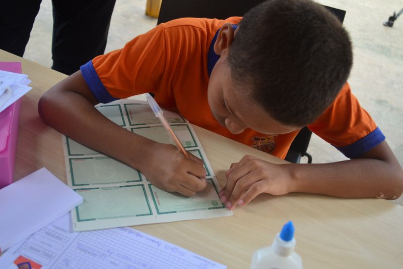 Com um efetivo de mais de 180 agentes, o Sistema de Segurança Pública e Defesa Social (Sieds) deu início, nesta quarta-feira (12), as ações de prevenção e ostensividade na Cabanagem, em Belém. O local é o primeiro dos sete bairros que receberão o Territórios pela Paz (Terpaz), que é coordenado pela Secretaria de Articulação e Cidadania e já soma 116 projetos envolvendo todas as 27 secretarias e órgãos púbicos do Estado, que trabalharão de forma conjunta. <div class='credito_fotos'>Foto: Elielson Modesto / Ascom Segup   |   <a href='/midias/2019/originais/2681_dsc_0230.jpg' download><i class='fa-solid fa-download'></i> Download</a></div>