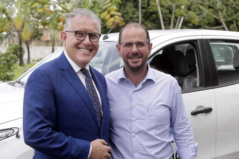 O governador Helder Barbalho e o secretário de Estado de Saúde, Alberto Beltrame, entregaram, na tarde desta quarta-feira (12), no Palácio do Governo, em Belém, onze veículos, do tipo caminhonete, que vieram do Ministério da Saúde para municípios do interior do Pará. Os automóveis serão utilizados nos trabalhos de vigilância em saúde, como vacinação, controle de doenças e avaliação epidemiológica. <div class='credito_fotos'>Foto: Marco Santos / Ag. Pará   |   <a href='/midias/2019/originais/2682_entregadeambulancias20190612_marcosantos_0002.jpg' download><i class='fa-solid fa-download'></i> Download</a></div>
