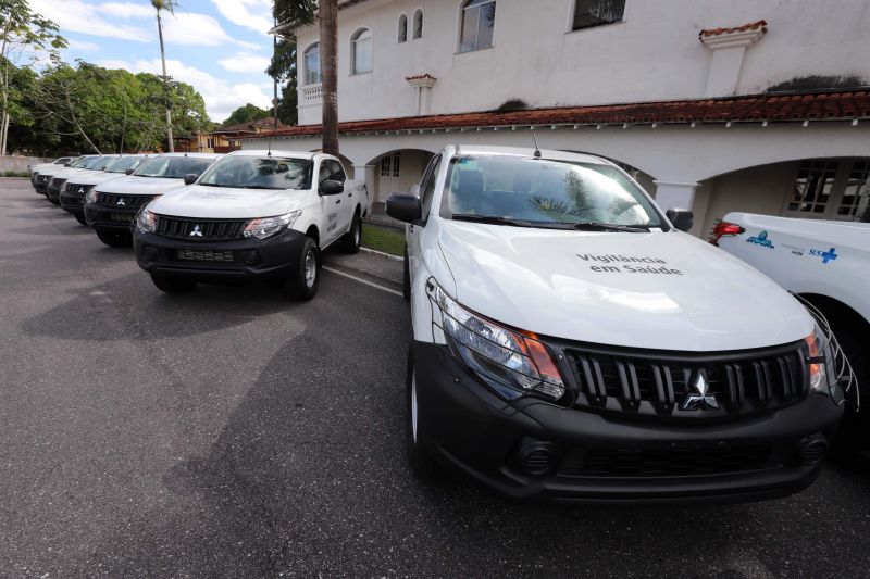 O governador Helder Barbalho e o secretário de Estado de Saúde, Alberto Beltrame, entregaram, na tarde desta quarta-feira (12), no Palácio do Governo, em Belém, onze veículos, do tipo caminhonete, que vieram do Ministério da Saúde para municípios do interior do Pará. Os automóveis serão utilizados nos trabalhos de vigilância em saúde, como vacinação, controle de doenças e avaliação epidemiológica. <div class='credito_fotos'>Foto: Marco Santos / Ag. Pará   |   <a href='/midias/2019/originais/2682_entregadeambulancias20190612_marcosantos_0008.jpg' download><i class='fa-solid fa-download'></i> Download</a></div>