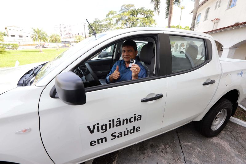 O governador Helder Barbalho e o secretário de Estado de Saúde, Alberto Beltrame, entregaram, na tarde desta quarta-feira (12), no Palácio do Governo, em Belém, onze veículos, do tipo caminhonete, que vieram do Ministério da Saúde para municípios do interior do Pará. Os automóveis serão utilizados nos trabalhos de vigilância em saúde, como vacinação, controle de doenças e avaliação epidemiológica. <div class='credito_fotos'>Foto: Marco Santos / Ag. Pará   |   <a href='/midias/2019/originais/2682_entregadeambulancias20190612_marcosantos_0017.jpg' download><i class='fa-solid fa-download'></i> Download</a></div>