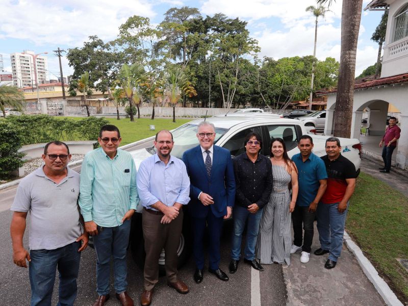 O governador Helder Barbalho e o secretário de Estado de Saúde, Alberto Beltrame, entregaram, na tarde desta quarta-feira (12), no Palácio do Governo, em Belém, onze veículos, do tipo caminhonete, que vieram do Ministério da Saúde para municípios do interior do Pará. Os automóveis serão utilizados nos trabalhos de vigilância em saúde, como vacinação, controle de doenças e avaliação epidemiológica. <div class='credito_fotos'>Foto: Marco Santos / Ag. Pará   |   <a href='/midias/2019/originais/2682_entregadeambulancias20190612_marcosantos_0022.jpg' download><i class='fa-solid fa-download'></i> Download</a></div>