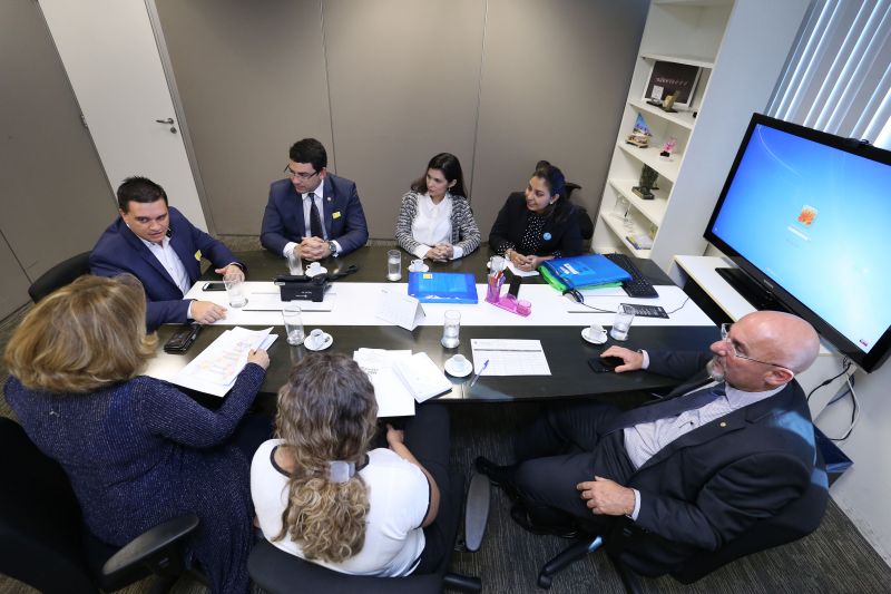 O ouvidor geral do Estado, Arthur Houat, representando o governo do Pará, esteve nesta quarta-feira (12), em Brasília, para tratar de pautas importantes para a garantia de direitos do povo paraense: o combate à violação de direitos humanos e ações de inclusão da pessoa com autismo. <div class='credito_fotos'>Foto: Jailson Sam / Divulgação   |   <a href='/midias/2019/originais/2684_img_5490.jpg' download><i class='fa-solid fa-download'></i> Download</a></div>