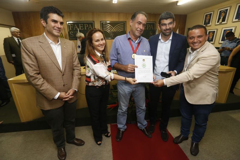 O encerramento do 51º Encontro Ruralista, na quarta-feira (12), em Belém, foi palco da celebração de seis parcerias entre o Governo do Estado e a Federação da Agricultura e Pecuária do Pará (Faepa)

FOTO: MARCELO SEABRA / AG. PARÁ
DATA: 12.06.2019
BELÉM - PARÁ <div class='credito_fotos'>Foto: Marcelo Seabra / Ag. Pará   |   <a href='/midias/2019/originais/2686_20190612201935__mg_6889.jpg' download><i class='fa-solid fa-download'></i> Download</a></div>