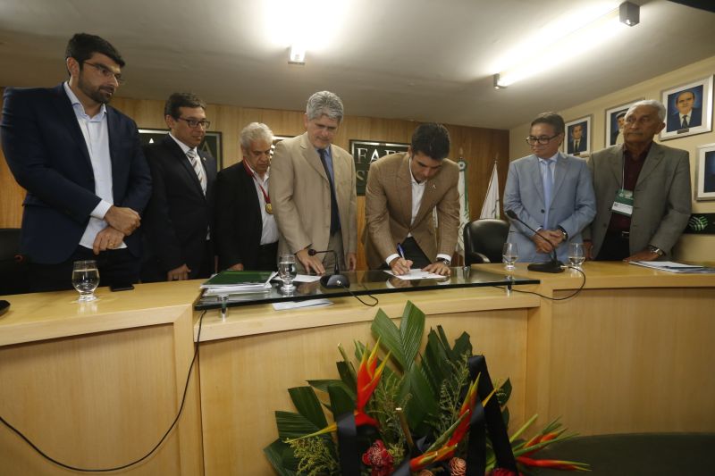 O encerramento do 51º Encontro Ruralista, na quarta-feira (12), em Belém, foi palco da celebração de seis parcerias entre o Governo do Estado e a Federação da Agricultura e Pecuária do Pará (Faepa)

FOTO: MARCELO SEABRA / AG. PARÁ
DATA: 12.06.2019
BELÉM - PARÁ <div class='credito_fotos'>Foto: Marcelo Seabra / Ag. Pará   |   <a href='/midias/2019/originais/2686_20190612202613__mg_6922.jpg' download><i class='fa-solid fa-download'></i> Download</a></div>