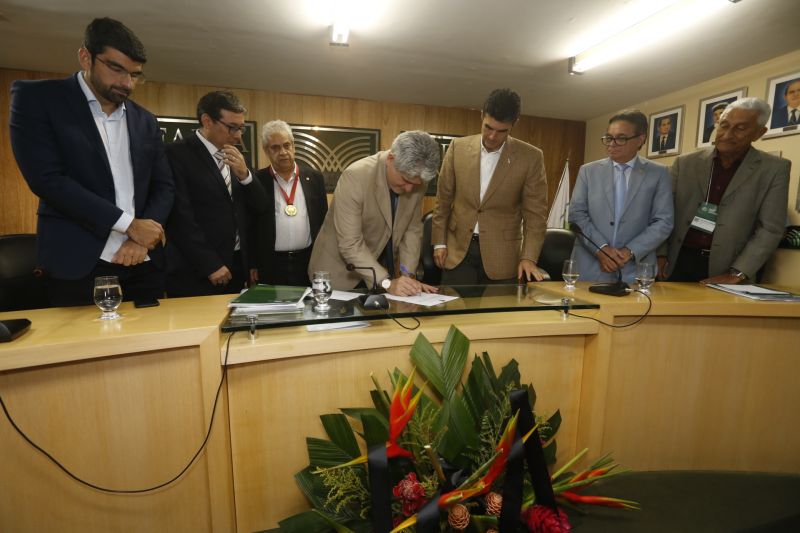 O encerramento do 51º Encontro Ruralista, na quarta-feira (12), em Belém, foi palco da celebração de seis parcerias entre o Governo do Estado e a Federação da Agricultura e Pecuária do Pará (Faepa)

FOTO: MARCELO SEABRA / AG. PARÁ
DATA: 12.06.2019
BELÉM - PARÁ <div class='credito_fotos'>Foto: Marcelo Seabra / Ag. Pará   |   <a href='/midias/2019/originais/2686_20190612202617__mg_6925.jpg' download><i class='fa-solid fa-download'></i> Download</a></div>