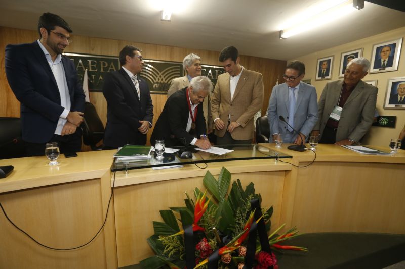 O encerramento do 51º Encontro Ruralista, na quarta-feira (12), em Belém, foi palco da celebração de seis parcerias entre o Governo do Estado e a Federação da Agricultura e Pecuária do Pará (Faepa)

FOTO: MARCELO SEABRA / AG. PARÁ
DATA: 12.06.2019
BELÉM - PARÁ <div class='credito_fotos'>Foto: Marcelo Seabra / Ag. Pará   |   <a href='/midias/2019/originais/2686_20190612202634__mg_6928.jpg' download><i class='fa-solid fa-download'></i> Download</a></div>