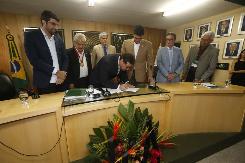 O encerramento do 51º Encontro Ruralista, na quarta-feira (12), em Belém, foi palco da celebração de seis parcerias entre o Governo do Estado e a Federação da Agricultura e Pecuária do Pará (Faepa)

FOTO: MARCELO SEABRA / AG. PARÁ
DATA: 12.06.2019
BELÉM - PARÁ <div class='credito_fotos'>Foto: Marcelo Seabra / Ag. Pará   |   <a href='/midias/2019/originais/2686_20190612202725__mg_6940.jpg' download><i class='fa-solid fa-download'></i> Download</a></div>