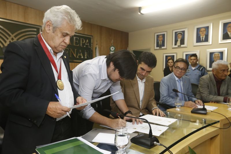 O encerramento do 51º Encontro Ruralista, na quarta-feira (12), em Belém, foi palco da celebração de seis parcerias entre o Governo do Estado e a Federação da Agricultura e Pecuária do Pará (Faepa)

FOTO: MARCELO SEABRA / AG. PARÁ
DATA: 12.06.2019
BELÉM - PARÁ <div class='credito_fotos'>Foto: Marcelo Seabra / Ag. Pará   |   <a href='/midias/2019/originais/2686_20190612203050__mg_6966.jpg' download><i class='fa-solid fa-download'></i> Download</a></div>