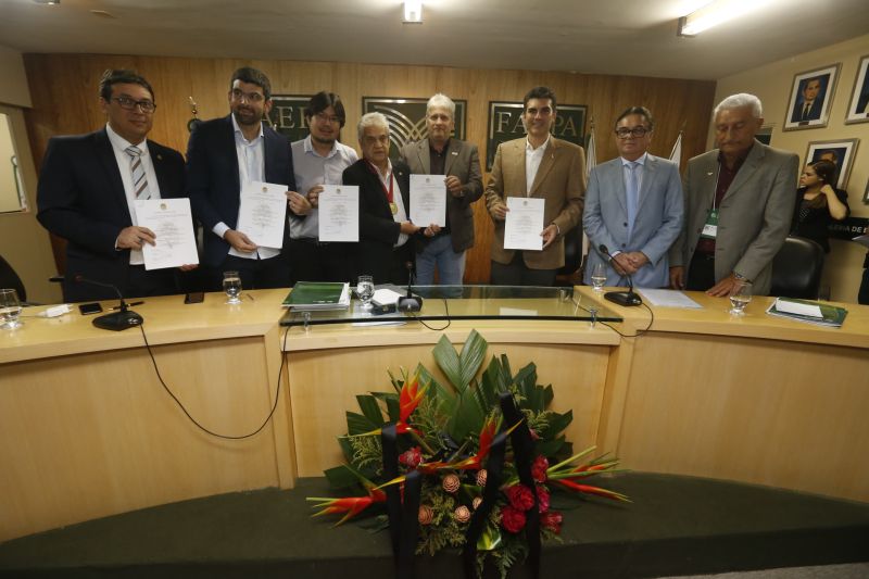 O encerramento do 51º Encontro Ruralista, na quarta-feira (12), em Belém, foi palco da celebração de seis parcerias entre o Governo do Estado e a Federação da Agricultura e Pecuária do Pará (Faepa)

FOTO: MARCELO SEABRA / AG. PARÁ
DATA: 12.06.2019
BELÉM - PARÁ <div class='credito_fotos'>Foto: Marcelo Seabra / Ag. Pará   |   <a href='/midias/2019/originais/2686_20190612203302__mg_6982.jpg' download><i class='fa-solid fa-download'></i> Download</a></div>