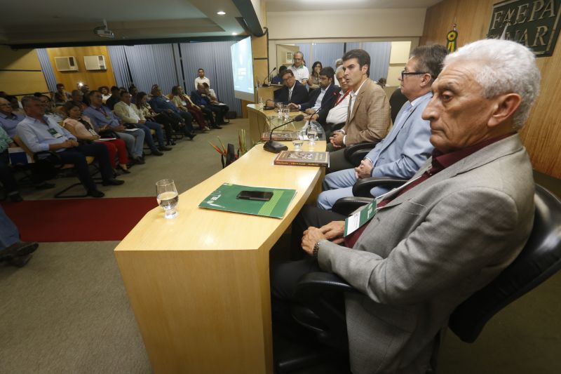 O encerramento do 51º Encontro Ruralista, na quarta-feira (12), em Belém, foi palco da celebração de seis parcerias entre o Governo do Estado e a Federação da Agricultura e Pecuária do Pará (Faepa)

FOTO: MARCELO SEABRA / AG. PARÁ
DATA: 12.06.2019
BELÉM - PARÁ <div class='credito_fotos'>Foto: Marcelo Seabra / Ag. Pará   |   <a href='/midias/2019/originais/2686_20190612205223__mg_7020.jpg' download><i class='fa-solid fa-download'></i> Download</a></div>