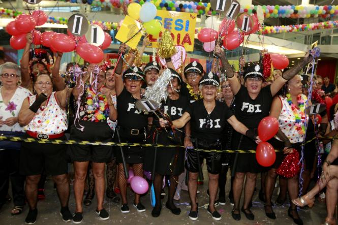 Cores, animação e muita alegria não faltaram na 19° edição do Baile Carnavalesco da Terceira Idade, realizado na quinta-feira (28), no Hangar - Centro de Convenções da Amazônia, em Belém. O evento, que é promovido pela Secretaria de Estado de Esporte e Lazer (Seel), por meio do programa Vida Ativa na Terceira Idade, reuniu cerca de quatro mil idosos de associações e entidades que atuam em ações voltadas para esse público. Uma das grandes atrações foi o concurso que escolheu a “Rainha das Rainhas” da melhor idade, o título deste ano ficou com a candidata Ângela Maria, de 64 anos.

FOTO: RICARDO AMANAJÁS / AGÊNCIA PARÁ
DATA: 28.02.2019
BELÉM - PARÁ <div class='credito_fotos'>Foto: Ricardo Amanajás / Ag. Pará   |   <a href='/midias/2019/originais/2691479b-82f8-4c10-9c3b-f2a40c5de05e.jpg' download><i class='fa-solid fa-download'></i> Download</a></div>