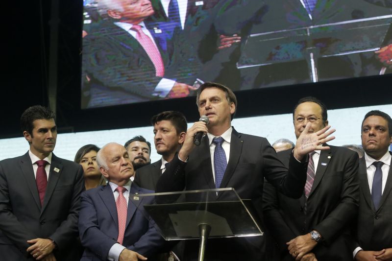 O governador Helder Barbalho cobrou pessoalmente do presidente da República, Jair Bolsonaro, uma revisão da aplicação da Lei Kandir, a fim de minimizar os prejuízos acumulados pelo Estado causados pela desoneração das exportações, durante a entrega do Residencial Quinta dos Paricás, empreendimento do programa federal Minha Casa, Minha Vida, na tarde desta quinta-feira (13), em Icoaraci, distrito de Belém. <div class='credito_fotos'>Foto: Marco Santos / Ag. Pará   |   <a href='/midias/2019/originais/2697__s010047.jpg' download><i class='fa-solid fa-download'></i> Download</a></div>