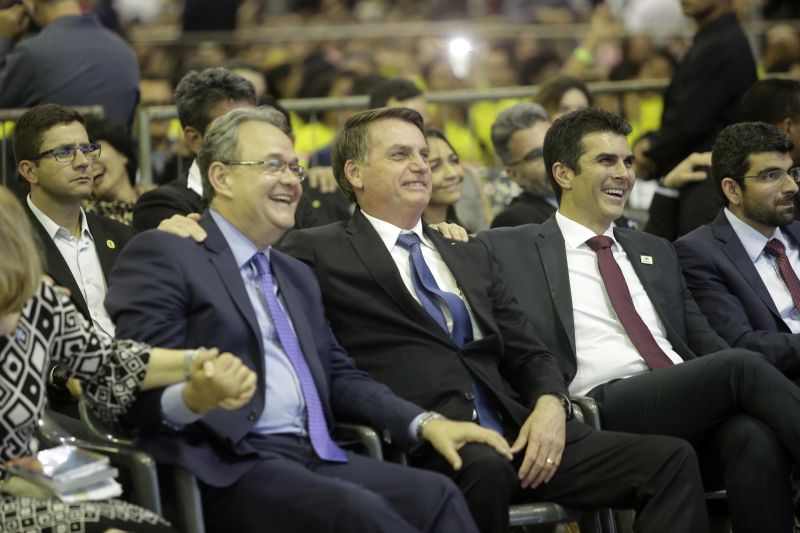 O governador Helder Barbalho cobrou pessoalmente do presidente da República, Jair Bolsonaro, uma revisão da aplicação da Lei Kandir, a fim de minimizar os prejuízos acumulados pelo Estado causados pela desoneração das exportações, durante a entrega do Residencial Quinta dos Paricás, empreendimento do programa federal Minha Casa, Minha Vida, na tarde desta quinta-feira (13), em Icoaraci, distrito de Belém. <div class='credito_fotos'>Foto: Marco Santos / Ag. Pará   |   <a href='/midias/2019/originais/2697__s010229.jpg' download><i class='fa-solid fa-download'></i> Download</a></div>