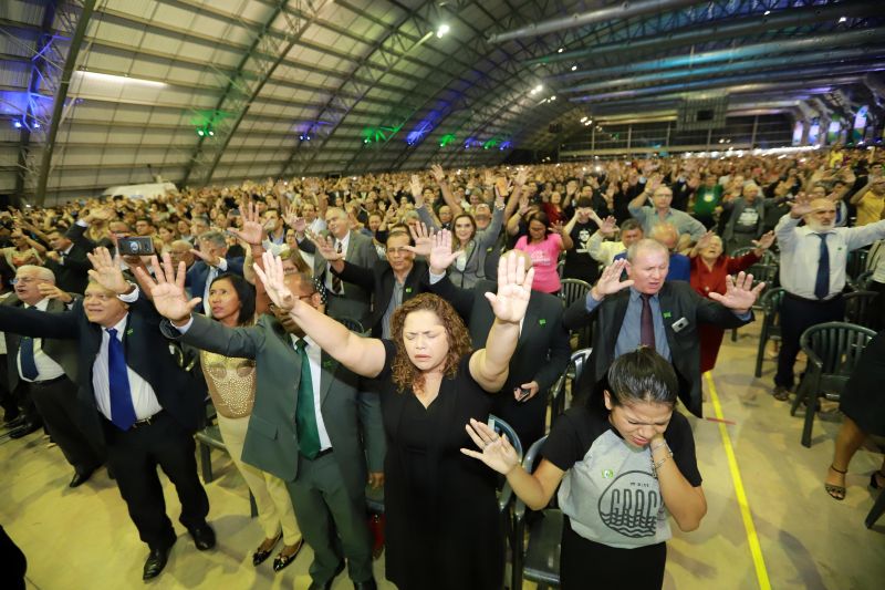 O governador Helder Barbalho cobrou pessoalmente do presidente da República, Jair Bolsonaro, uma revisão da aplicação da Lei Kandir, a fim de minimizar os prejuízos acumulados pelo Estado causados pela desoneração das exportações, durante a entrega do Residencial Quinta dos Paricás, empreendimento do programa federal Minha Casa, Minha Vida, na tarde desta quinta-feira (13), em Icoaraci, distrito de Belém. <div class='credito_fotos'>Foto: Marco Santos / Ag. Pará   |   <a href='/midias/2019/originais/2697_img_9633.jpg' download><i class='fa-solid fa-download'></i> Download</a></div>
