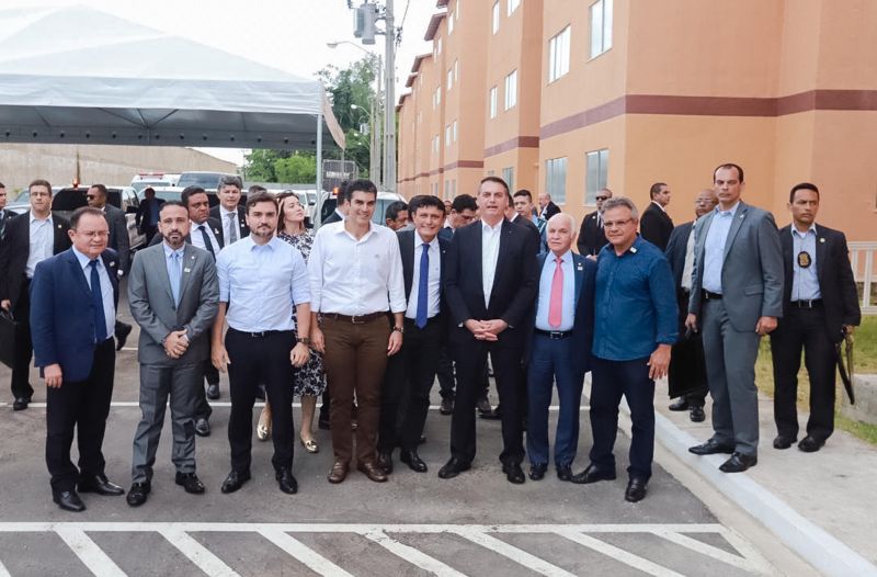 O governador Helder Barbalho cobrou pessoalmente do presidente da República, Jair Bolsonaro, uma revisão da aplicação da Lei Kandir, a fim de minimizar os prejuízos acumulados pelo Estado causados pela desoneração das exportações, durante a entrega do Residencial Quinta dos Paricás, empreendimento do programa federal Minha Casa, Minha Vida, na tarde desta quinta-feira (13), em Icoaraci, distrito de Belém. <div class='credito_fotos'>Foto: Marco Santos / Ag. Pará   |   <a href='/midias/2019/originais/2697_whatsappimage2019-06-13at17.48.55.jpg' download><i class='fa-solid fa-download'></i> Download</a></div>