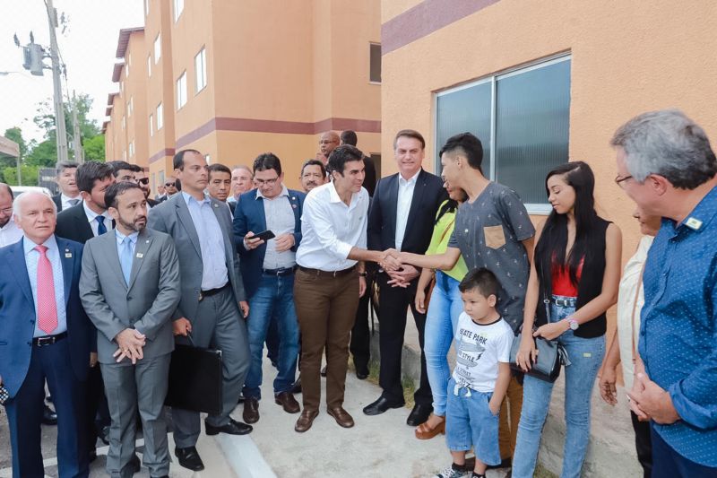 O governador Helder Barbalho cobrou pessoalmente do presidente da República, Jair Bolsonaro, uma revisão da aplicação da Lei Kandir, a fim de minimizar os prejuízos acumulados pelo Estado causados pela desoneração das exportações, durante a entrega do Residencial Quinta dos Paricás, empreendimento do programa federal Minha Casa, Minha Vida, na tarde desta quinta-feira (13), em Icoaraci, distrito de Belém. <div class='credito_fotos'>Foto: Marco Santos / Ag. Pará   |   <a href='/midias/2019/originais/2697_whatsappimage2019-06-13at17.48.58.jpg' download><i class='fa-solid fa-download'></i> Download</a></div>