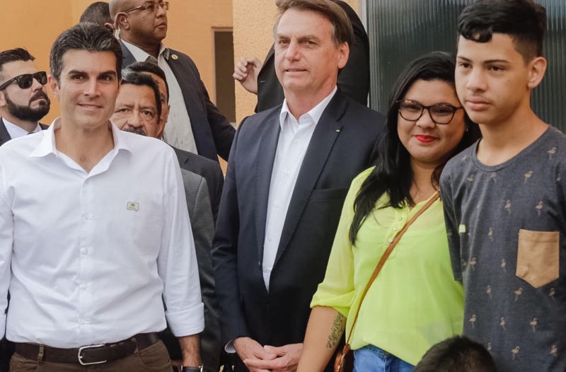 O governador Helder Barbalho cobrou pessoalmente do presidente da República, Jair Bolsonaro, uma revisão da aplicação da Lei Kandir, a fim de minimizar os prejuízos acumulados pelo Estado causados pela desoneração das exportações, durante a entrega do Residencial Quinta dos Paricás, empreendimento do programa federal Minha Casa, Minha Vida, na tarde desta quinta-feira (13), em Icoaraci, distrito de Belém. <div class='credito_fotos'>Foto: Marco Santos / Ag. Pará   |   <a href='/midias/2019/originais/2697_whatsappimage2019-06-13at17.49.36.jpg' download><i class='fa-solid fa-download'></i> Download</a></div>
