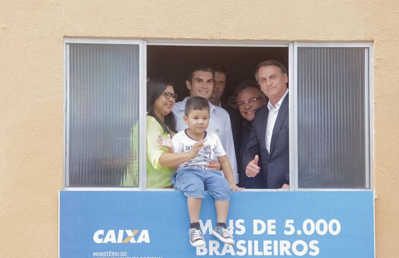 O governador Helder Barbalho cobrou pessoalmente do presidente da República, Jair Bolsonaro, uma revisão da aplicação da Lei Kandir, a fim de minimizar os prejuízos acumulados pelo Estado causados pela desoneração das exportações, durante a entrega do Residencial Quinta dos Paricás, empreendimento do programa federal Minha Casa, Minha Vida, na tarde desta quinta-feira (13), em Icoaraci, distrito de Belém. <div class='credito_fotos'>Foto: Marco Santos / Ag. Pará   |   <a href='/midias/2019/originais/2697_whatsappimage2019-06-13at17.49.43.jpg' download><i class='fa-solid fa-download'></i> Download</a></div>
