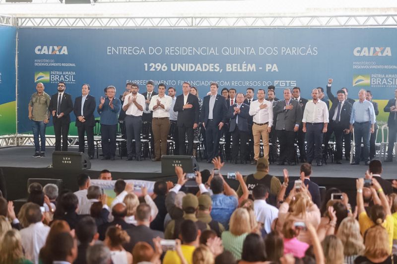 O governador Helder Barbalho cobrou pessoalmente do presidente da República, Jair Bolsonaro, uma revisão da aplicação da Lei Kandir, a fim de minimizar os prejuízos acumulados pelo Estado causados pela desoneração das exportações, durante a entrega do Residencial Quinta dos Paricás, empreendimento do programa federal Minha Casa, Minha Vida, na tarde desta quinta-feira (13), em Icoaraci, distrito de Belém. <div class='credito_fotos'>Foto: Marco Santos / Ag. Pará   |   <a href='/midias/2019/originais/2697_whatsappimage2019-06-13at18.34.55.jpg' download><i class='fa-solid fa-download'></i> Download</a></div>