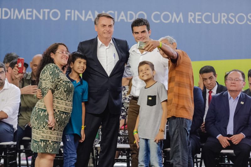 O governador Helder Barbalho cobrou pessoalmente do presidente da República, Jair Bolsonaro, uma revisão da aplicação da Lei Kandir, a fim de minimizar os prejuízos acumulados pelo Estado causados pela desoneração das exportações, durante a entrega do Residencial Quinta dos Paricás, empreendimento do programa federal Minha Casa, Minha Vida, na tarde desta quinta-feira (13), em Icoaraci, distrito de Belém. <div class='credito_fotos'>Foto: Marco Santos / Ag. Pará   |   <a href='/midias/2019/originais/2697_whatsappimage2019-06-13at18.35.07.jpg' download><i class='fa-solid fa-download'></i> Download</a></div>