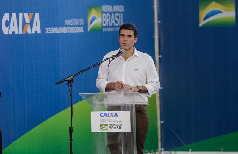 O governador Helder Barbalho cobrou pessoalmente do presidente da República, Jair Bolsonaro, uma revisão da aplicação da Lei Kandir, a fim de minimizar os prejuízos acumulados pelo Estado causados pela desoneração das exportações, durante a entrega do Residencial Quinta dos Paricás, empreendimento do programa federal Minha Casa, Minha Vida, na tarde desta quinta-feira (13), em Icoaraci, distrito de Belém. <div class='credito_fotos'>Foto: Marco Santos / Ag. Pará   |   <a href='/midias/2019/originais/2697_whatsappimage2019-06-13at18.35.08.jpg' download><i class='fa-solid fa-download'></i> Download</a></div>