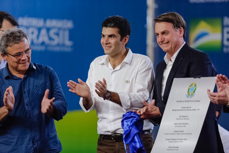 O governador Helder Barbalho cobrou pessoalmente do presidente da República, Jair Bolsonaro, uma revisão da aplicação da Lei Kandir, a fim de minimizar os prejuízos acumulados pelo Estado causados pela desoneração das exportações, durante a entrega do Residencial Quinta dos Paricás, empreendimento do programa federal Minha Casa, Minha Vida, na tarde desta quinta-feira (13), em Icoaraci, distrito de Belém. <div class='credito_fotos'>Foto: Marco Santos / Ag. Pará   |   <a href='/midias/2019/originais/2697_whatsappimage2019-06-13at18.35.28.jpg' download><i class='fa-solid fa-download'></i> Download</a></div>