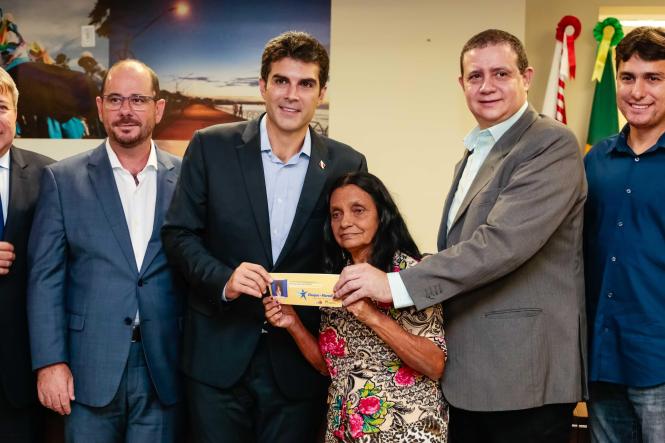 Quinze famílias, vítimas de incêndios em Belém, receberam das mãos do governador Helder Barbalho Cheques Moradia nesta quinta-feira (21). As famílias são oriundas dos bairros do Jurunas, Val-de-Cans, Guamá e Telegrafo. Além das 15 famílias, mais dois idosos, que estão com moradia com risco de desabamento, também receberam o benefício.

FOTO: MARCELO SEABRA / AGÊNCIA PARÁ
DATA: 21.02.2019
BELÉM - PA <div class='credito_fotos'>Foto: Marcelo Seabra / Ag. Pará   |   <a href='/midias/2019/originais/26995832-943a-491c-8cb9-ea66b85e4963.jpg' download><i class='fa-solid fa-download'></i> Download</a></div>