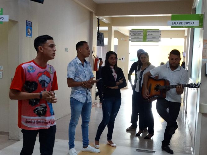        O Hospital Público Estadual Galileu, em Belém (PA), gerenciado pela Pró-Saúde, promoveu, nesta quarta-feira (17), na unidade, um momento de alegria com muita música para os pacientes e seus acompanhantes para celebrar a Páscoa. A ação foi realizada pelo grupo de voluntários Auxiliadores de Cristo, da Paróquia Nossa Senhora Auxiliadora, do bairro do Aurá.

FOTO: ASCOM / HPEG
DATA: 18.04.2019
BELÉM - PARÁ                 <div class='credito_fotos'>Foto: ASCOM / HPEG   |   <a href='/midias/2019/originais/26afbfcb-0314-46c6-8a79-a98562092c35.jpg' download><i class='fa-solid fa-download'></i> Download</a></div>