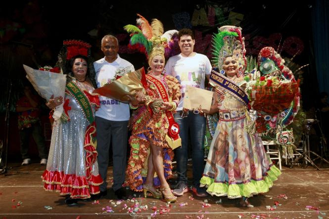 Cores, animação e muita alegria não faltaram na 19° edição do Baile Carnavalesco da Terceira Idade, realizado na quinta-feira (28), no Hangar - Centro de Convenções da Amazônia, em Belém. O evento, que é promovido pela Secretaria de Estado de Esporte e Lazer (Seel), por meio do programa Vida Ativa na Terceira Idade, reuniu cerca de quatro mil idosos de associações e entidades que atuam em ações voltadas para esse público. Uma das grandes atrações foi o concurso que escolheu a “Rainha das Rainhas” da melhor idade, o título deste ano ficou com a candidata Ângela Maria, de 64 anos.

FOTO: RICARDO AMANAJÁS / AGÊNCIA PARÁ
DATA: 28.02.2019
BELÉM - PARÁ <div class='credito_fotos'>Foto: Ricardo Amanajás / Ag. Pará   |   <a href='/midias/2019/originais/26b9cf02-bcb9-490f-b3fd-baac3746c52e.jpg' download><i class='fa-solid fa-download'></i> Download</a></div>