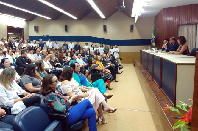 O vice-governador Lúcio Vale, esteve nesta terça-feira (15), na Fundação Pública Hospital de Clínicas Gaspar Vianna, onde participou da posse do novo Diretor-Presidente da instituição, o dermatologista dr. Miguel Saraty. O evento aconteceu no auditório da instituição, na presença de servidores da instituição, além de autoridades do Legislativo e de ex-gestores do hospital.

FOTO: ASCOM HC
DATA: 15.01.2019
BELÉM - PARÁ <div class='credito_fotos'>Foto: Ascom HC   |   <a href='/midias/2019/originais/26cea13b-87db-4217-9674-55caa5e445c8.jpg' download><i class='fa-solid fa-download'></i> Download</a></div>