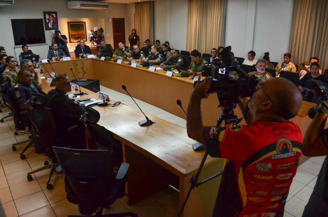 Os números da violência no Pará seguem reduzindo. Com o acréscimo de 200 militares da Força Nacional atuando na ostensividade, os crimes de furto, homicídio, latrocínio, lesão corporal seguida de morte e roubo tiveram redução, ao comparar o período de 18 de fevereiro a 24 de março, antes da chegada da Força Nacional, e 25 de março a 28 de abril, período que a FN já estava em atuação.

FOTO: ELIELSON MODESTO / ASCOM SEGUP
DATA: 30.04.2019
BELÉM - PARÁ <div class='credito_fotos'>Foto: Elielson Modesto / Ascom Segup   |   <a href='/midias/2019/originais/26db5560-c0ca-45ed-8b80-8dd91368d670.jpg' download><i class='fa-solid fa-download'></i> Download</a></div>