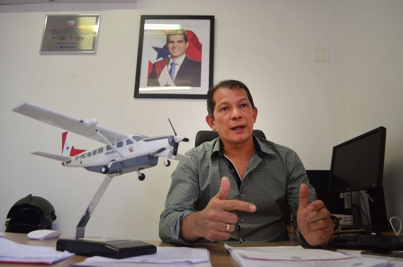 A continuação da programação alusiva aos 60 anos da Secretaria de Estado de Segurança Pública e Defesa Social (Segup) mobilizou nesta quinta-feira (13) estudantes em uma visita monitorada ao centro de operações do Grupamento Aéreo de Segurança Pública do Estado do Pará (Graesp).

NA FOTO: Capitão Cavalcante

FOTO: Elielson Modesto / ASCOM SEGUP
DATA: 14.06.2019
BELÉM - PARÁ <div class='credito_fotos'>Foto: Elielson Modesto / Ascom Segup   |   <a href='/midias/2019/originais/2700_capitaocavalcante-fotoelielsonmodesto.jpg' download><i class='fa-solid fa-download'></i> Download</a></div>