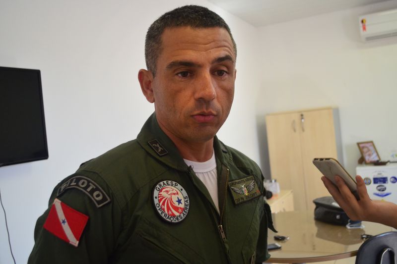 A continuação da programação alusiva aos 60 anos da Secretaria de Estado de Segurança Pública e Defesa Social (Segup) mobilizou nesta quinta-feira (13) estudantes em uma visita monitorada ao centro de operações do Grupamento Aéreo de Segurança Pública do Estado do Pará (Graesp).

NA FOTO: CORONEL ARMANDO

FOTO: ASCOM / SEGUP
DATA: 14.06.2019
BELÉM - PARÁ <div class='credito_fotos'>Foto: Elielson Modesto / Ascom Segup   |   <a href='/midias/2019/originais/2700_coronelarmando-fotoelielsonmodesto.jpg' download><i class='fa-solid fa-download'></i> Download</a></div>