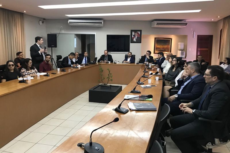 Um sistema automatizado de comparação balística, que busca facilitar e dar celeridade nas investigações forenses, foi apresentado, nesta sexta-feira (14), aos gestores da área de Segurança Pública do Pará. A tecnologia canadense é distribuída pela empresa francesa Iafis, especializada em segurança biométrica e investigação forense. <div class='credito_fotos'>Foto: ASCOM / SEGUP   |   <a href='/midias/2019/originais/2707_img-1166.jpg' download><i class='fa-solid fa-download'></i> Download</a></div>