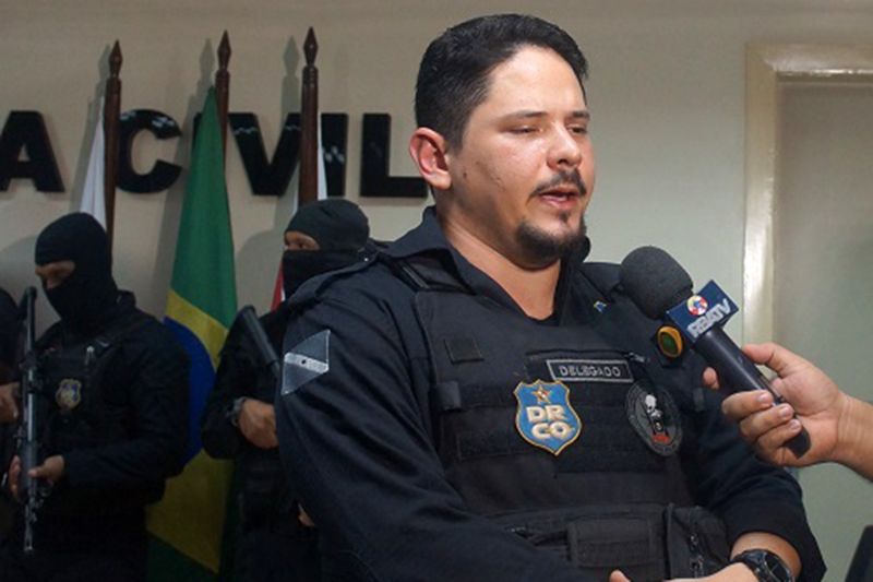 A Polícia Civil do Pará apresentou, nesta sexta-feira (14), em entrevista coletiva, na Delegacia-Geral, em Belém, o preso Taurino Lemos da Conceição, conhecido por "Velho Taurino", considerado um dos maiores assaltantes de banco em atuação no Pará, e um dos líderes de uma facção criminosa no Estado. O criminoso foi localizado e preso na última quinta-feira (13), em Dom Eliseu no Pará. <div class='credito_fotos'>Foto: Ascom / Polícia Civil   |   <a href='/midias/2019/originais/2708_delegadobulcaodadrco.jpg' download><i class='fa-solid fa-download'></i> Download</a></div>