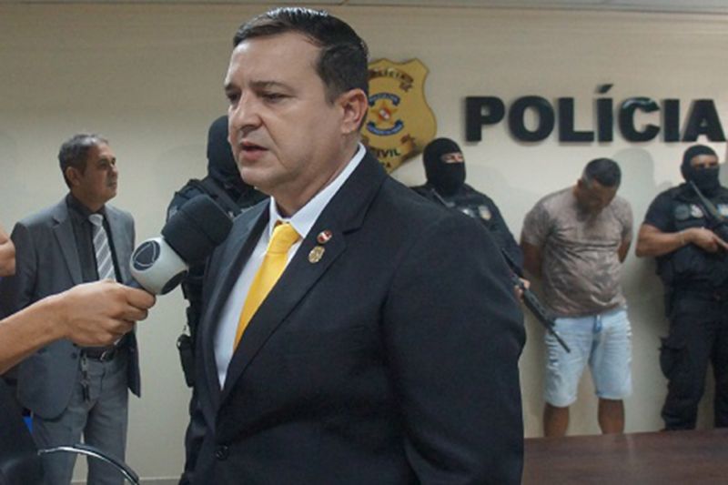 A Polícia Civil do Pará apresentou, nesta sexta-feira (14), em entrevista coletiva, na Delegacia-Geral, em Belém, o preso Taurino Lemos da Conceição, conhecido por "Velho Taurino", considerado um dos maiores assaltantes de banco em atuação no Pará, e um dos líderes de uma facção criminosa no Estado. O criminoso foi localizado e preso na última quinta-feira (13), em Dom Eliseu no Pará. <div class='credito_fotos'>Foto: Ascom / Polícia Civil   |   <a href='/midias/2019/originais/2708_delegadogeralalbertoteixeira.jpg' download><i class='fa-solid fa-download'></i> Download</a></div>