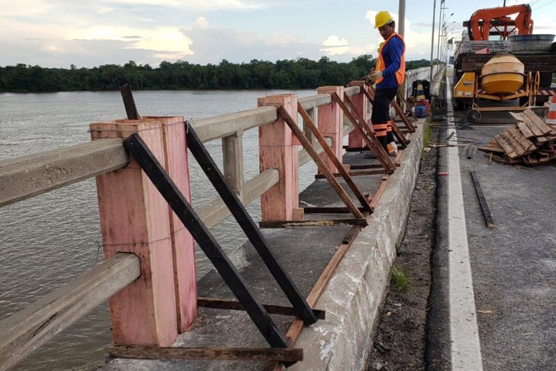 A Secretaria de Estado de Transportes (Setran) intensificou, desde o início deste mês, a manutenção da malha rodoviária estadual para o veraneio deste ano. As ações ocorrem em todas as regiões do Pará, que recebem grande fluxo de veranistas. <div class='credito_fotos'>Foto: ASCOM / SETRAN   |   <a href='/midias/2019/originais/2709_foto3.jpg' download><i class='fa-solid fa-download'></i> Download</a></div>