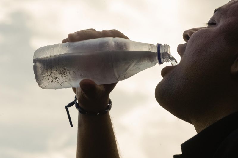  Neste período de calor intenso, típico do verão amazônico, alguns cuidados devem ser tomados para evitar problemas de saúde, principalmente na voz. Segundo alerta a coordenadora da Divisão de Fonoaudiologia do Hospital Ophir Loyola, Brena Habib, a rouquidão e a dor de garganta são as queixas mais comuns e podem ser evitadas com a hidratação adequada. <div class='credito_fotos'>Foto: JADER PAES / AG. PARÁ   |   <a href='/midias/2019/originais/2710__94j5119.jpg' download><i class='fa-solid fa-download'></i> Download</a></div>