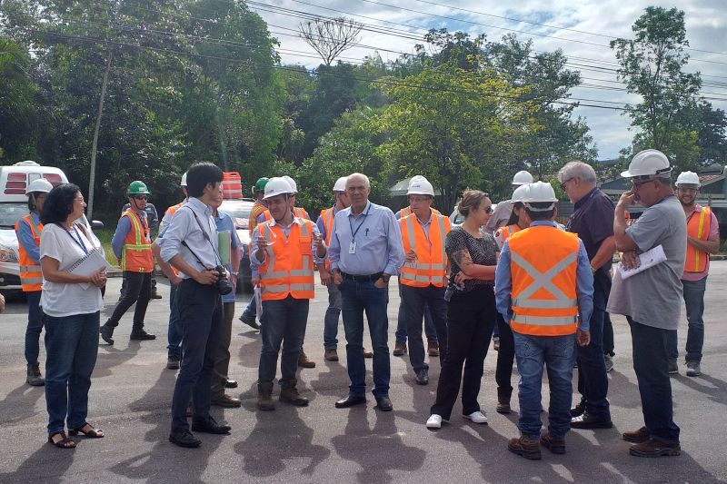 Na terceira visita a Belém, representantes da Agência de Cooperação Internacional do Japão (Jica) inspecionaram o andamento das obras de requalificação da Rodovia BR-316, executadas há cinco meses pelo Governo do Pará. A agenda que os técnicos japoneses cumpriram na quarta (12) e quinta-feira (13) incluiu, também, reuniões técnicas com diretores do Núcleo de Gerenciamento de Transporte Metropolitano (NGTM) – responsável pela execução dos trabalhos –, com a Procuradoria-Geral do Estado (PGE) e Secretaria de Estado de Planejamento (Seplan). <div class='credito_fotos'>Foto: ASCOM / NGTM   |   <a href='/midias/2019/originais/2712_20190613_093703.jpg' download><i class='fa-solid fa-download'></i> Download</a></div>