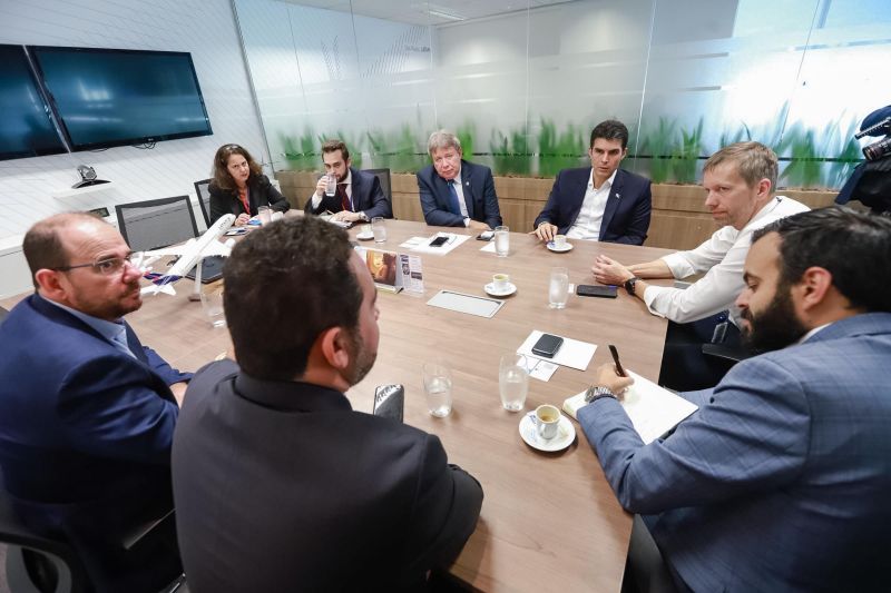 Com os objetivos de fortalecer a integração entre as regiões do Estado, oferecer maior comodidade àqueles que desejam visitar o Pará – seja por motivo de trabalho ou turismo – e dar mais opções aos paraenses que pretendem se locomover para outras localidades do Brasil e de outros países, o governador Helder Barbalho reuniu-se nesta sexta-feira (14), em São Paulo (SP), com a direção da companhia aérea Latam, uma das mais importantes do País. <div class='credito_fotos'>Foto: Marco Santos / Ag. Pará   |   <a href='/midias/2019/originais/2715_img_7153.jpg' download><i class='fa-solid fa-download'></i> Download</a></div>