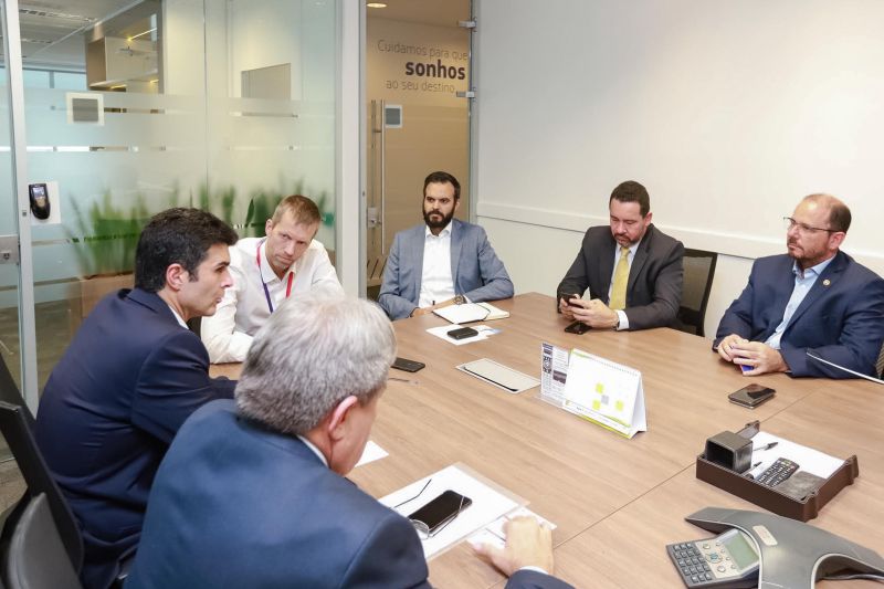 Com os objetivos de fortalecer a integração entre as regiões do Estado, oferecer maior comodidade àqueles que desejam visitar o Pará – seja por motivo de trabalho ou turismo – e dar mais opções aos paraenses que pretendem se locomover para outras localidades do Brasil e de outros países, o governador Helder Barbalho reuniu-se nesta sexta-feira (14), em São Paulo (SP), com a direção da companhia aérea Latam, uma das mais importantes do País. <div class='credito_fotos'>Foto: Marco Santos / Ag. Pará   |   <a href='/midias/2019/originais/2715_img_7155.jpg' download><i class='fa-solid fa-download'></i> Download</a></div>