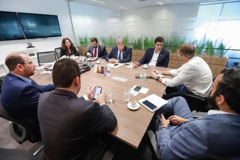 Com os objetivos de fortalecer a integração entre as regiões do Estado, oferecer maior comodidade àqueles que desejam visitar o Pará – seja por motivo de trabalho ou turismo – e dar mais opções aos paraenses que pretendem se locomover para outras localidades do Brasil e de outros países, o governador Helder Barbalho reuniu-se nesta sexta-feira (14), em São Paulo (SP), com a direção da companhia aérea Latam, uma das mais importantes do País. <div class='credito_fotos'>Foto: Marco Santos / Ag. Pará   |   <a href='/midias/2019/originais/2715_img_7156.jpg' download><i class='fa-solid fa-download'></i> Download</a></div>