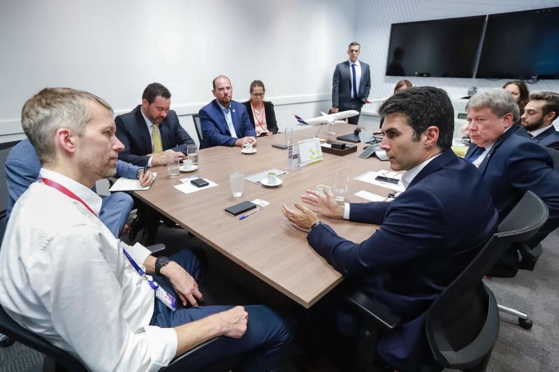 Com os objetivos de fortalecer a integração entre as regiões do Estado, oferecer maior comodidade àqueles que desejam visitar o Pará – seja por motivo de trabalho ou turismo – e dar mais opções aos paraenses que pretendem se locomover para outras localidades do Brasil e de outros países, o governador Helder Barbalho reuniu-se nesta sexta-feira (14), em São Paulo (SP), com a direção da companhia aérea Latam, uma das mais importantes do País. <div class='credito_fotos'>Foto: Marco Santos / Ag. Pará   |   <a href='/midias/2019/originais/2715_img_7170.jpg' download><i class='fa-solid fa-download'></i> Download</a></div>