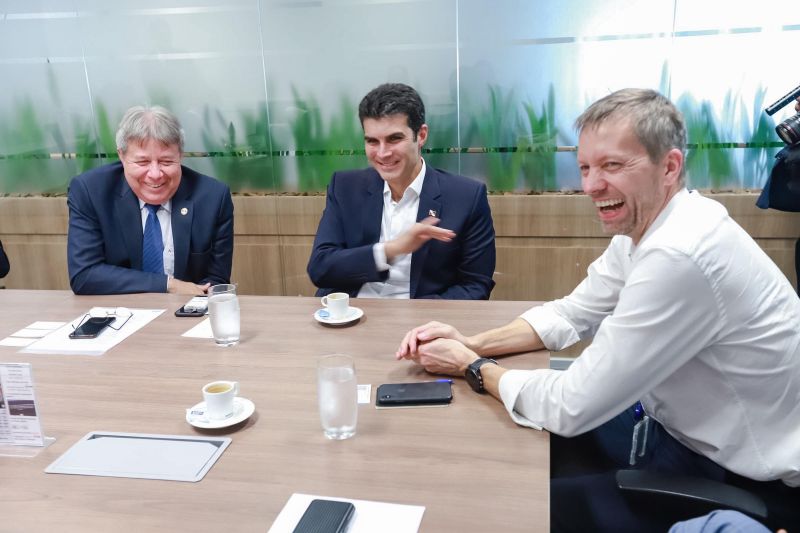 Com os objetivos de fortalecer a integração entre as regiões do Estado, oferecer maior comodidade àqueles que desejam visitar o Pará – seja por motivo de trabalho ou turismo – e dar mais opções aos paraenses que pretendem se locomover para outras localidades do Brasil e de outros países, o governador Helder Barbalho reuniu-se nesta sexta-feira (14), em São Paulo (SP), com a direção da companhia aérea Latam, uma das mais importantes do País. <div class='credito_fotos'>Foto: Marco Santos / Ag. Pará   |   <a href='/midias/2019/originais/2715_img_7179.jpg' download><i class='fa-solid fa-download'></i> Download</a></div>