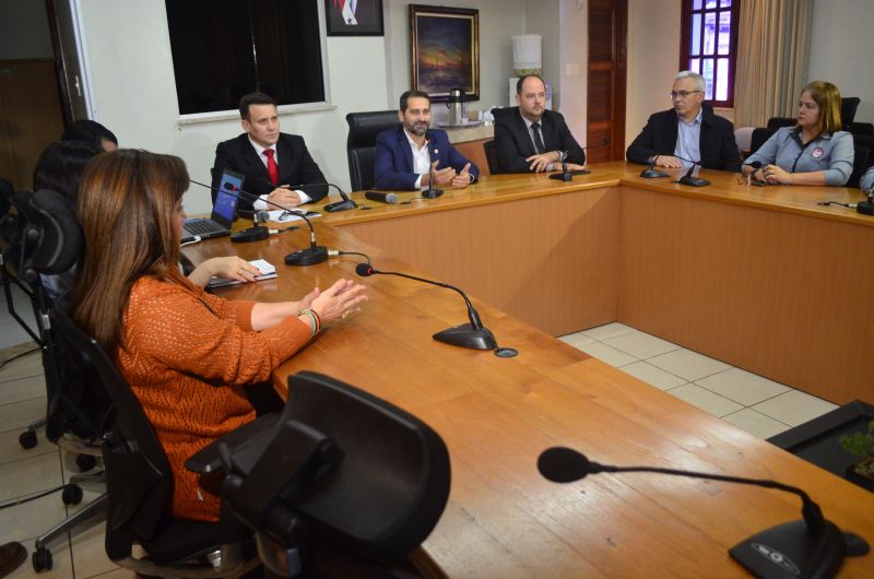 Antes mesmo de sair de casa, a população agora pode observar online as principais vias de tráfego da Região Metropolitana de Belém (RMB) e planejar seu melhor trajeto de trânsito.

FOTO: ELIELSON MODESTO / ASCOM SEGUP
DATA: 15.06.2019
BELÉM - PARÁ <div class='credito_fotos'>Foto: Elielson Modesto / Ascom Segup   |   <a href='/midias/2019/originais/2716_lancamento_site_ciop_cred.elielsonmodesto3.jpg' download><i class='fa-solid fa-download'></i> Download</a></div>