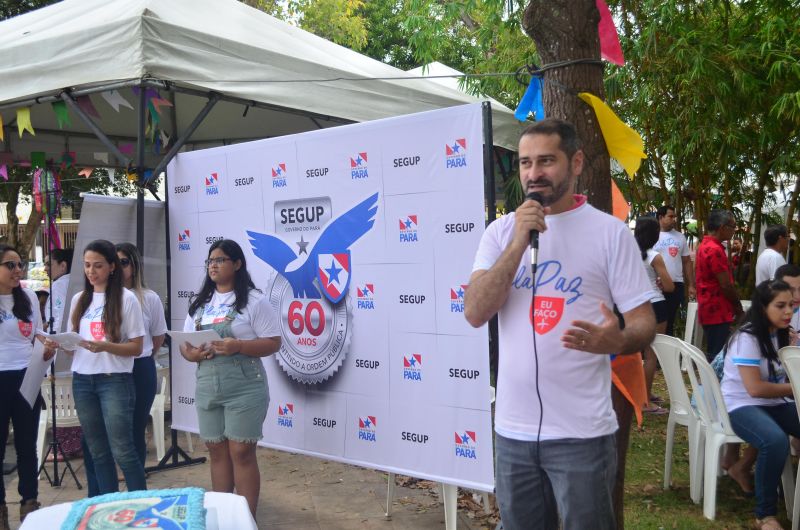 Uma ação cidadania na Praça Amazonas, no bairro do Jurunas, em Belém, ofertou, neste sábado (15), diversos serviços gratuitos à população, para celebrar os 60 anos de fundação da Secretaria de Estado de Segurança Pública e Defesa Social do Pará (Segup).

FOTO: Elielson Modesto / SEGUP PA
DATA: 15.06.2019
BELÉM - PARÁ <div class='credito_fotos'>Foto: Elielson Modesto / Ascom Segup   |   <a href='/midias/2019/originais/2717_aniversariosegup17.jpg' download><i class='fa-solid fa-download'></i> Download</a></div>
